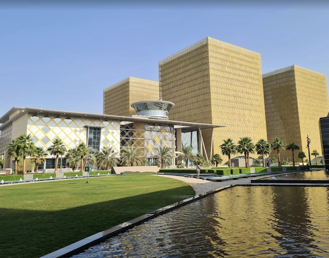 Breakout and networking space at Crowne Plaza Riyadh RDC.